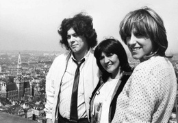 Johan Verminnen in 1981, hoog boven de Grote Markt en het Brusselse stadhuis, met zangeressen Liliane Dorekens en Sofie, na de Knoppe Cup van dat jaar